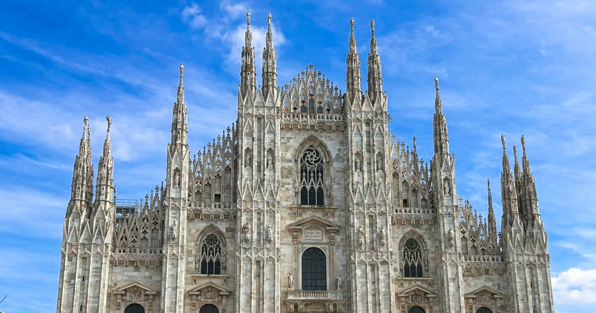 ミラノ大聖堂の壮麗なゴシック建築外観