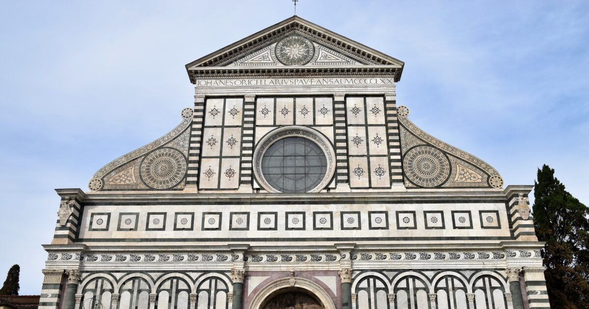 幾何学模様が美しいルネサンス様式教会ファサード