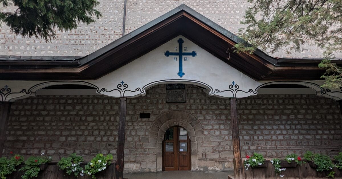 石造りの小さな教会と青い十字架装飾