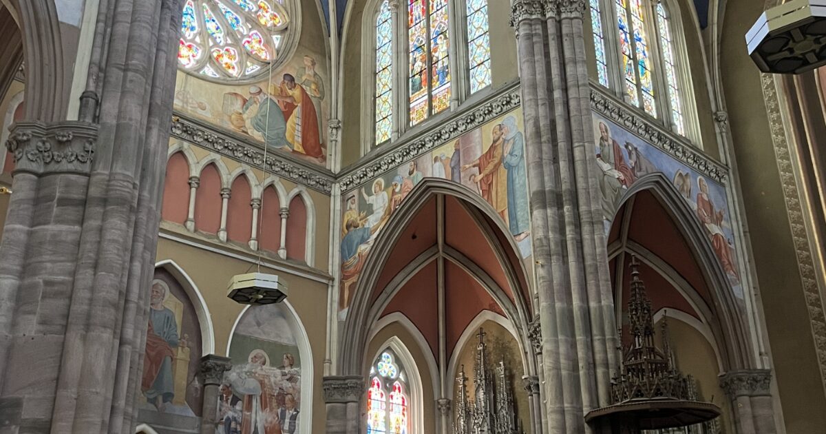 フレスコ画とステンドグラスが彩る大聖堂内部