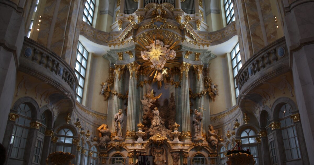 豪華なバロック様式祭壇がある教会内部