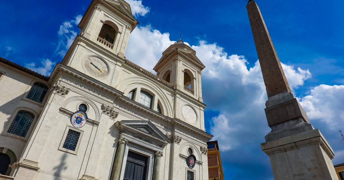 オベリスク前に建つバロック様式教会