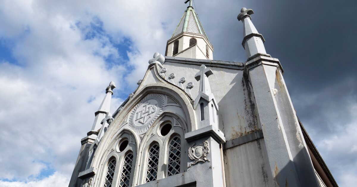 ゴシック様式の尖塔がある白い教会外観