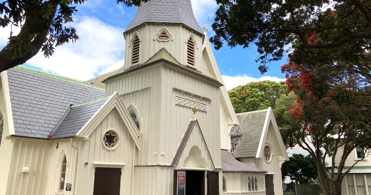 木造建築の白い教会と緑豊かな庭園