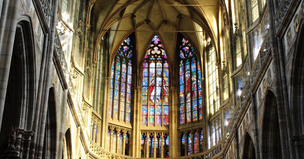 ステンドグラスが輝くゴシック大聖堂内部