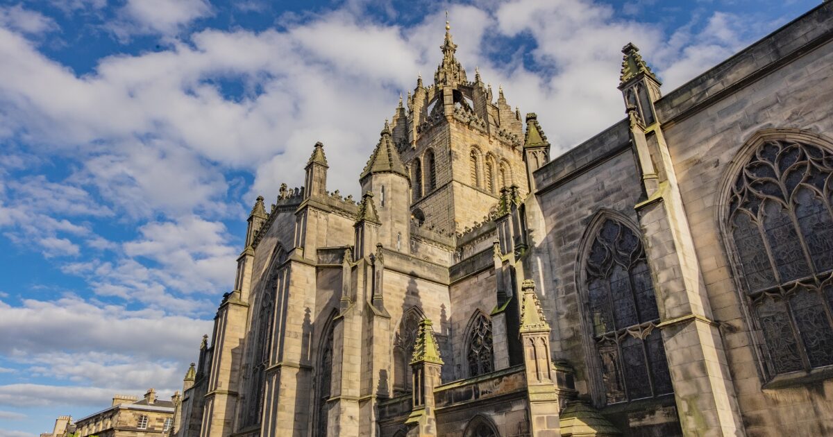 石造りゴシック様式大聖堂の側面外観