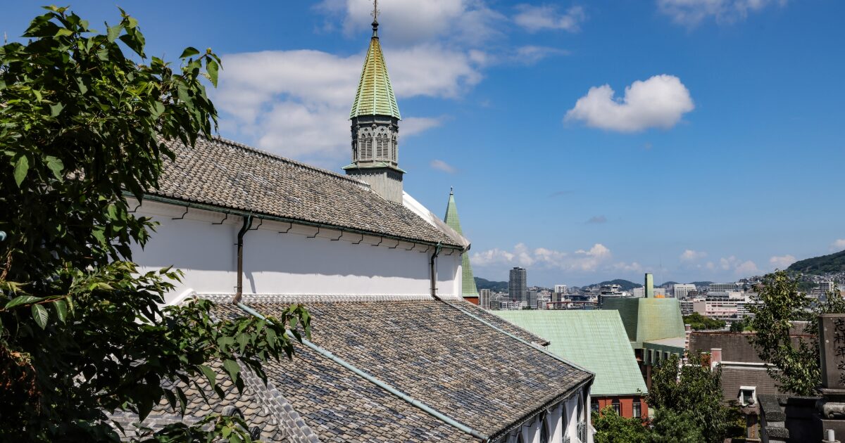 瓦屋根と尖塔が特徴の歴史的教会外観