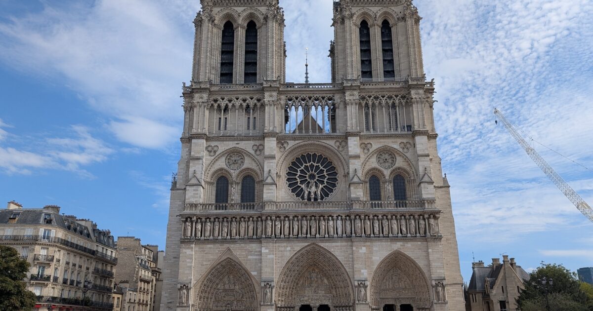 ノートルダム大聖堂の荘厳な正面ファサード