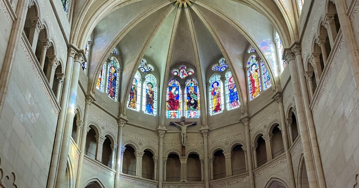 ステンドグラスとドーム天井が美しい教会内部