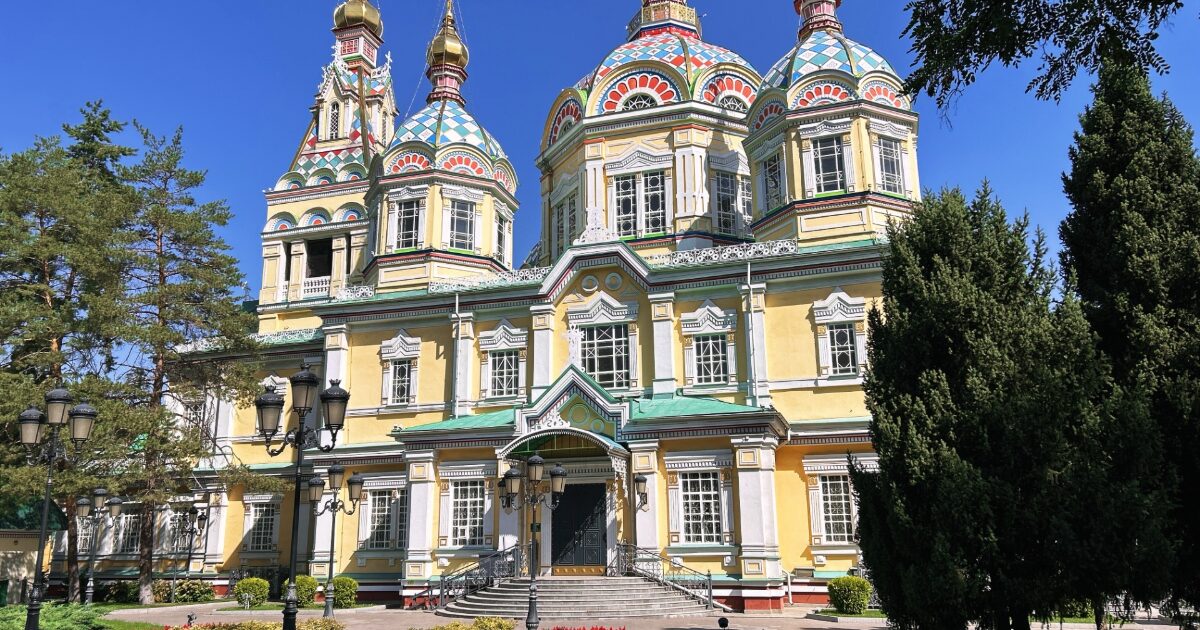 カラフルな玉ねぎ型ドームのロシア正教会