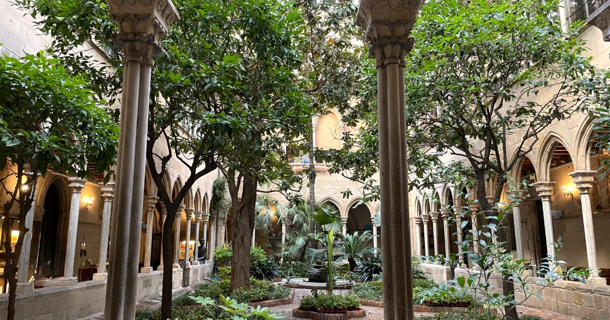 回廊と中庭庭園が美しい修道院の内部風景