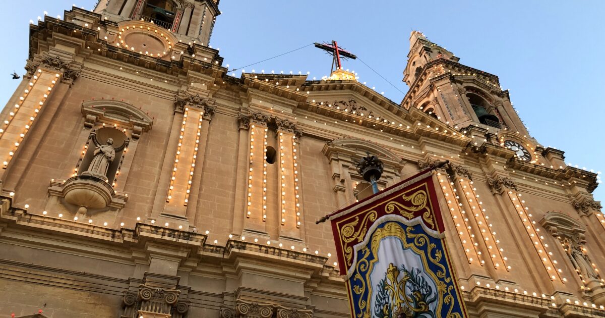 装飾照明が輝くバロック様式教会ファサード