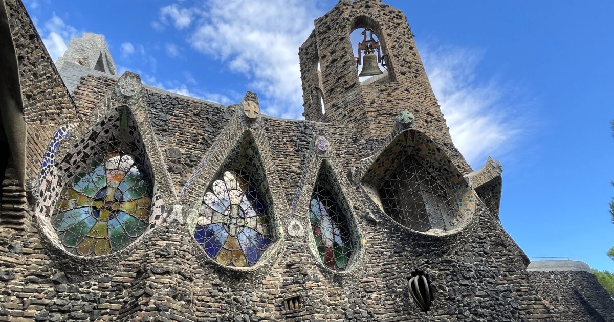 ステンドグラスと鐘楼がある石造り教会建築