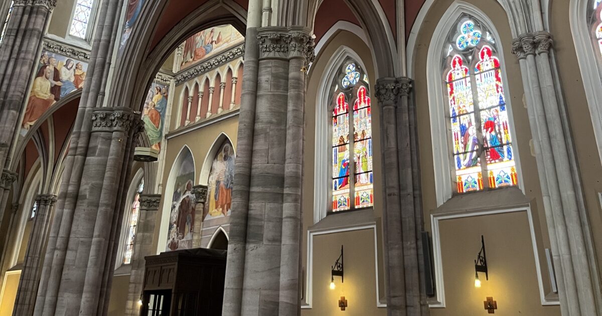 ステンドグラスが美しい大聖堂の内部空間