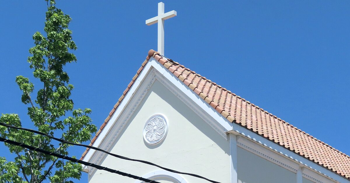 青空と十字架が映える白い教会屋根